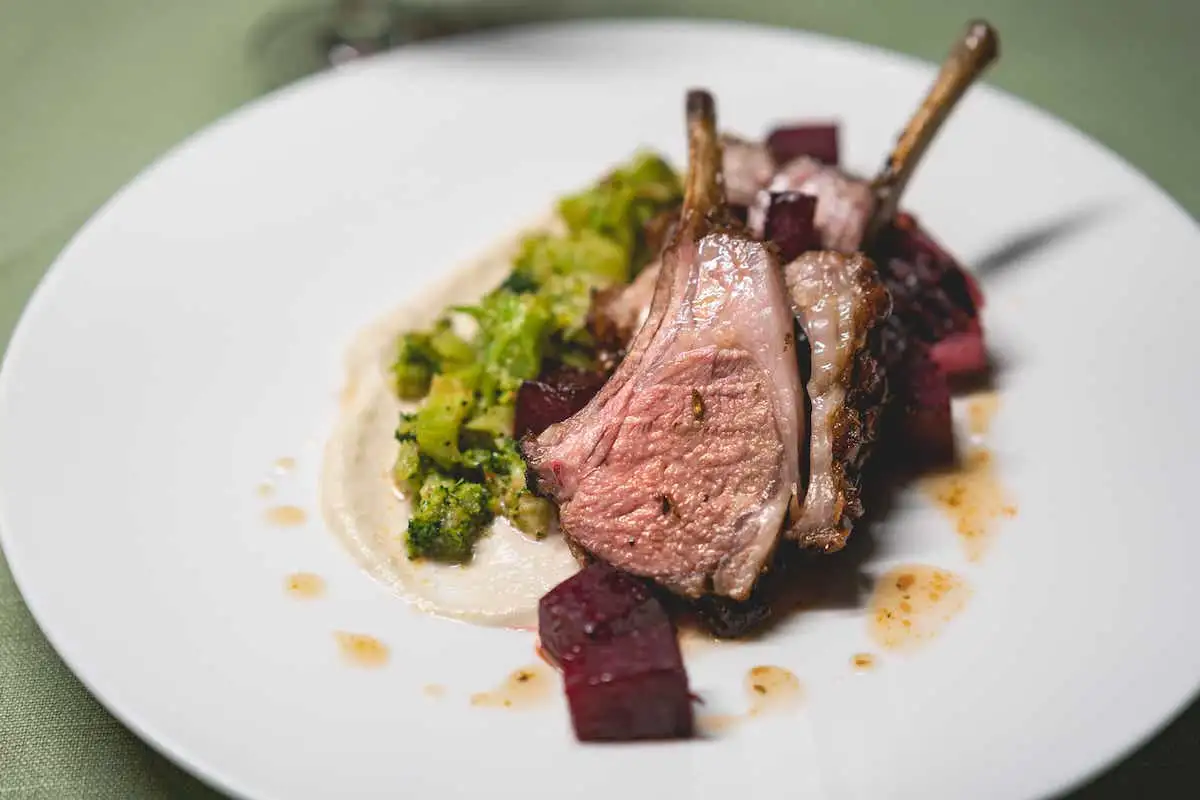 スパイスでマリネしたラムラックのロースト マヌカハニーのソース