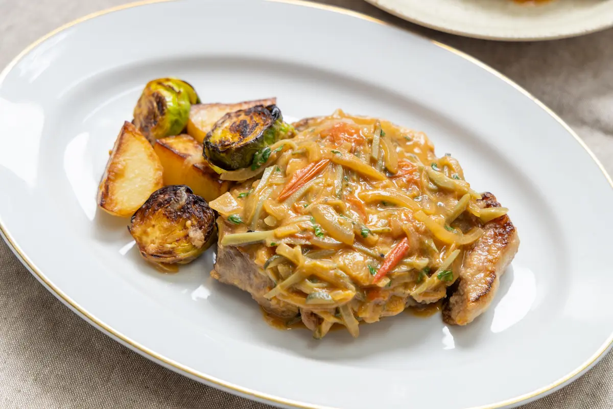 豚肩ロース肉のシャルキュティエール風